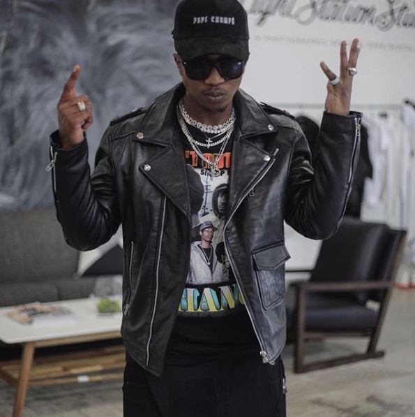 Photo: Emtee gives out neck chain to ease out jealousy | Fakaza News